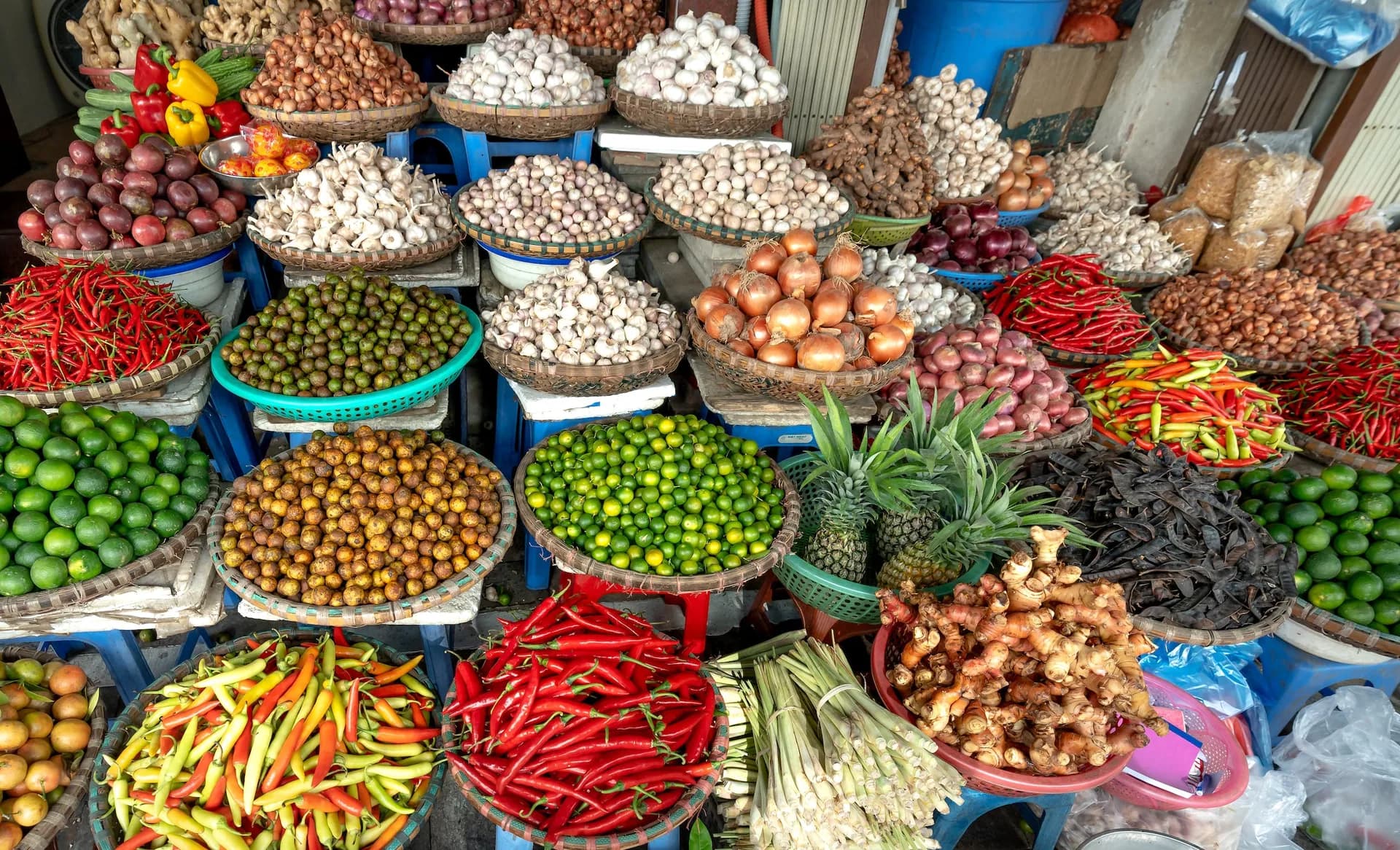 Piments, épices et condiments sur un marché